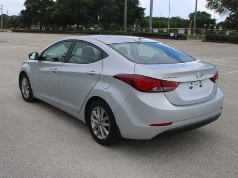 Used 2014 Hyundai Elantra SE w/ Option Group 02 FWD image 5