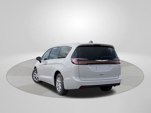 New 2026 Chrysler Pacifica Select image 3