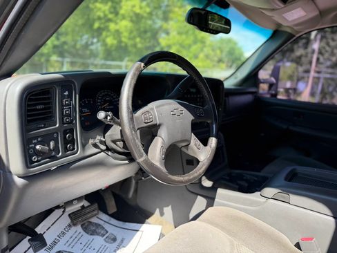 Used 2006 Chevrolet Silverado 2500 LT w/ Onstar Plus Package AWD/4WD image 10