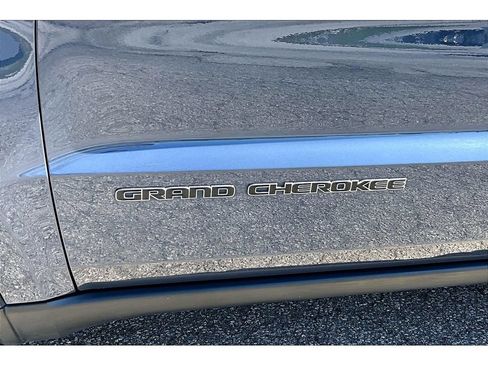 Used 2021 Jeep Grand Cherokee Limited w/ Sun & Sound Group AWD/4WD image 39