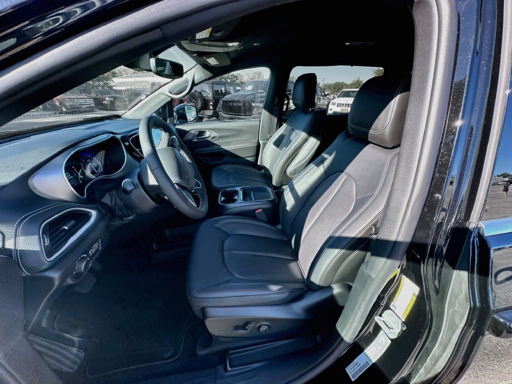 New 2027 Chrysler Pacifica Select FWD image 26