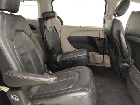 Used 2018 Chrysler Pacifica Touring-L FWD image 19