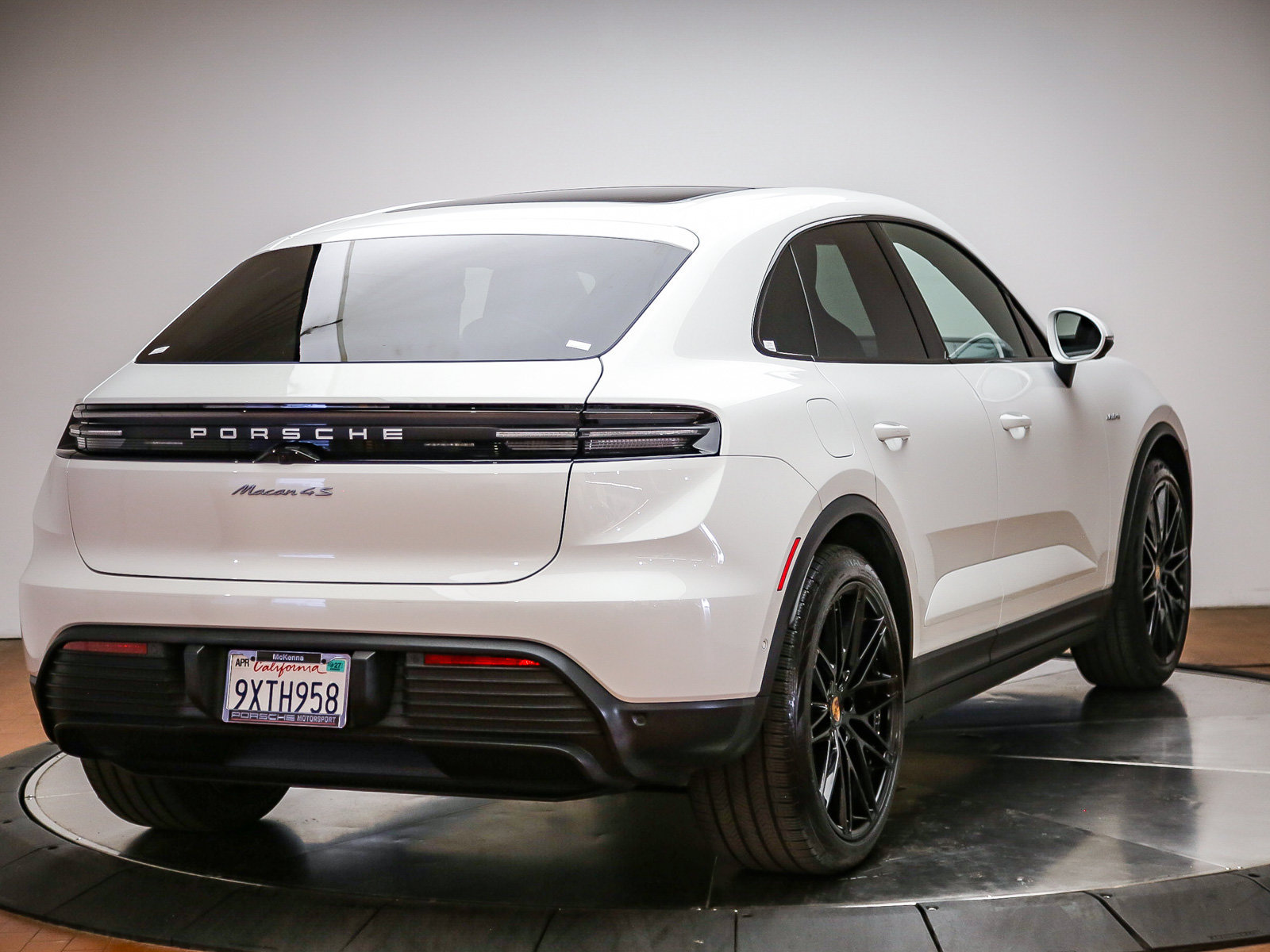 Certified 2025 Porsche Macan 4S Electric AWD/4WD image 7