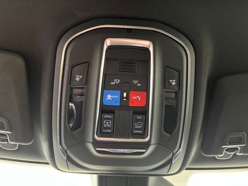 Used 2025 Jeep Grand Cherokee Laredo X image 37