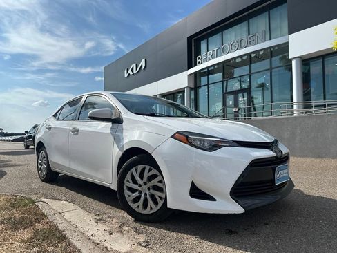 Used 2017 Toyota Corolla LE FWD image 1