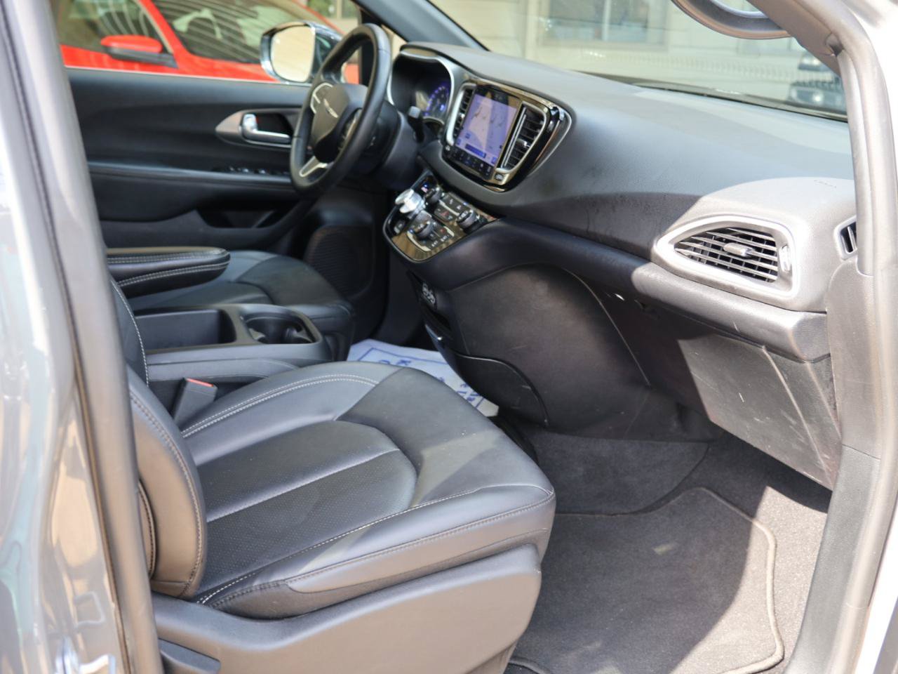 Used 2023 Chrysler Pacifica Touring-L FWD image 16