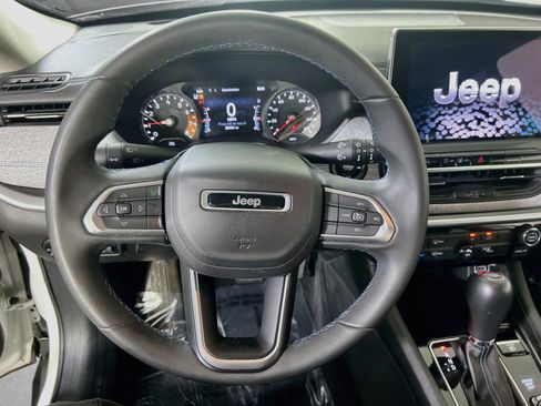 Used 2022 Jeep Compass Latitude AWD/4WD image 11