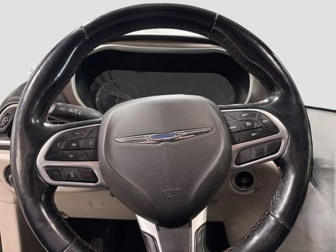 Used 2019 Chrysler Pacifica Touring-L FWD image 11