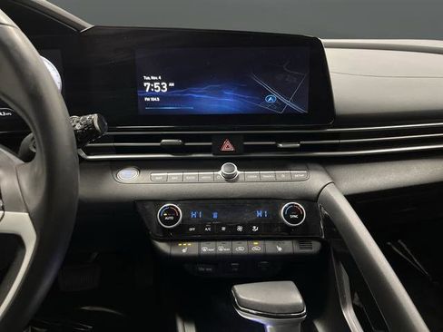 Used 2021 Hyundai Elantra Limited image 9