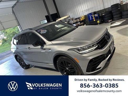 Certified 2022 Volkswagen Tiguan SE R-Line image 1