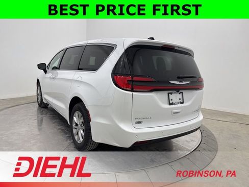 New 2026 Chrysler Pacifica Limited image 5