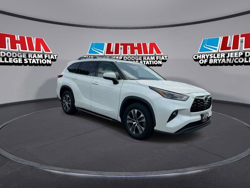 Used 2021 Toyota Highlander XLE FWD image 2