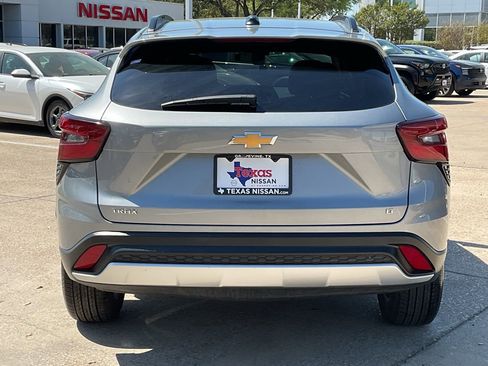 Used 2025 Chevrolet Trax LT w/ LT Convenience Package image 6