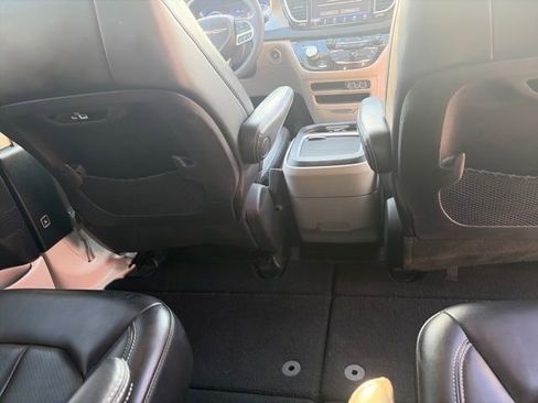 Used 2023 Chrysler Pacifica Touring-L image 31
