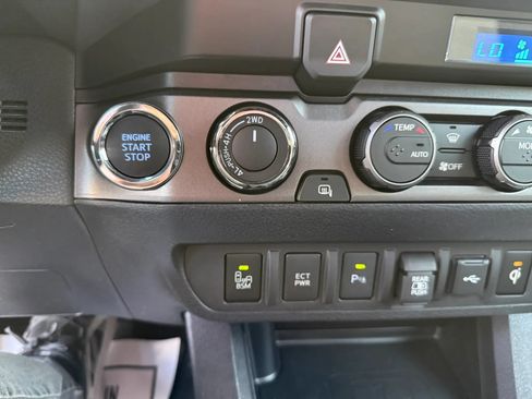 Used 2022 Toyota Tacoma TRD Off-Road w/ Technology Package AWD/4WD image 29