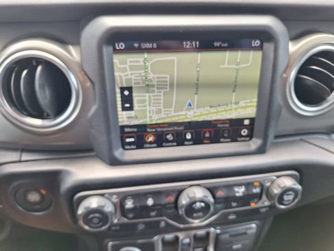 Used 2022 Jeep Gladiator Overland w/ Cold Weather Group AWD/4WD image 22