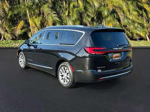 Used 2025 Chrysler Pacifica Pinnacle FWD image 7