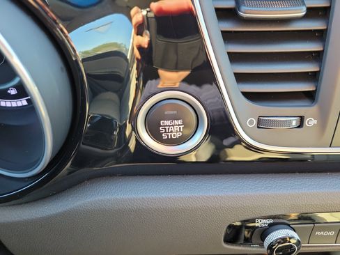 Used 2015 Kia Sedona SX image 33