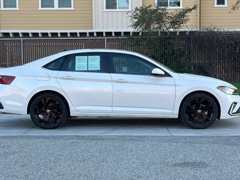 Certified 2025 Volkswagen Jetta SE w/ Sunroof Package image 3