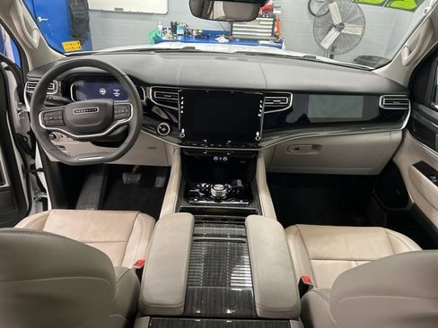 Used 2022 Jeep Wagoneer Series III w/ Premium Group I image 11