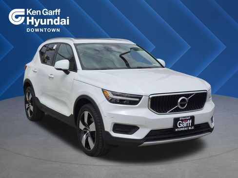 Used 2022 Volvo XC40 T5 Momentum AWD/4WD image 1