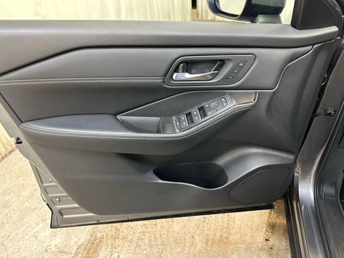 Certified 2025 Nissan Rogue SL w/ Tech Package AWD/4WD image 27