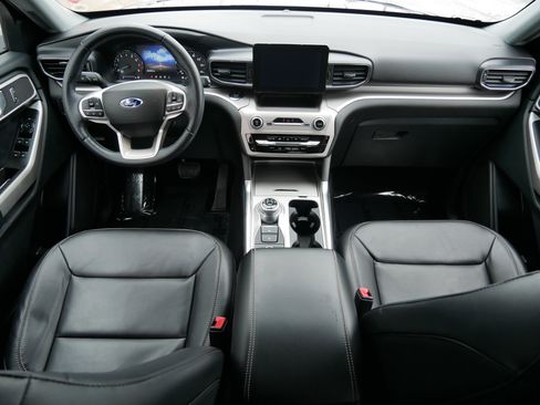 Used 2022 Ford Explorer XLT w/ Equipment Group 202A image 9