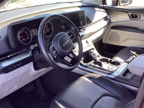 Used 2024 Kia Carnival LX image 11