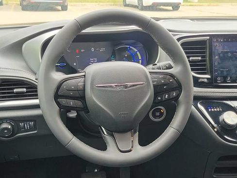 Used 2024 Chrysler Pacifica Limited FWD image 28