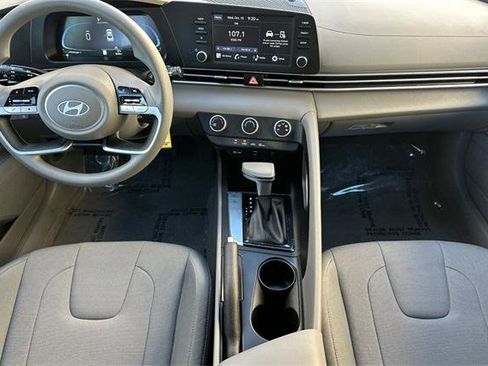 Certified 2025 Hyundai Elantra SE image 14