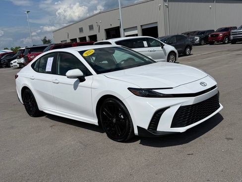 Used 2025 Toyota Camry SE AWD/4WD image 2
