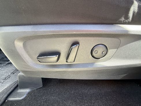 Used 2025 Nissan Pathfinder SV image 14