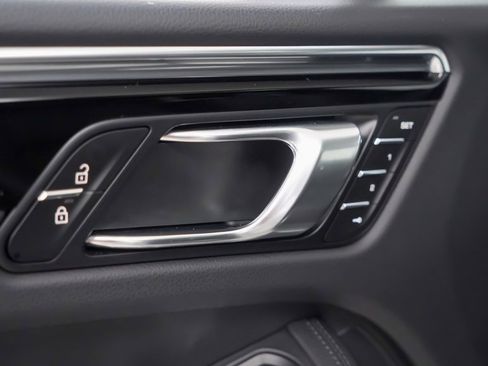 Certified 2025 Porsche Macan image 22