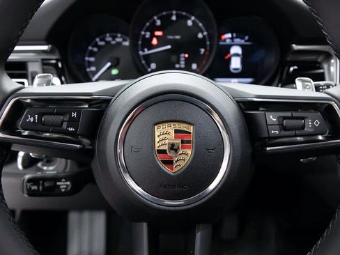 Certified 2025 Porsche Macan image 14