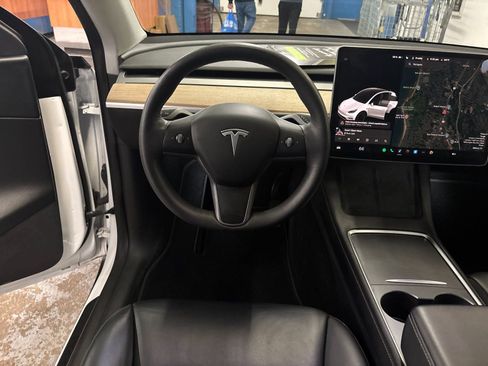 Used 2022 Tesla Model Y Long Range image 14