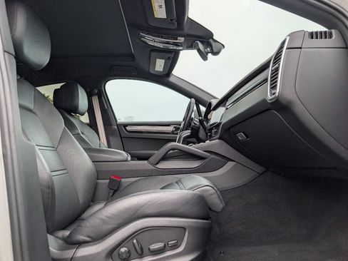 Certified 2023 Porsche Cayenne Platinum Edition AWD/4WD image 17