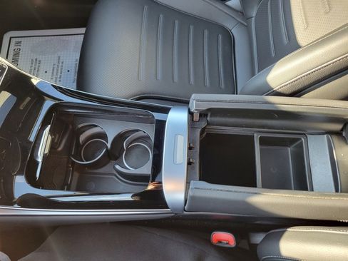 Used 2025 Mercedes-Benz GLC 300 4MATIC image 34