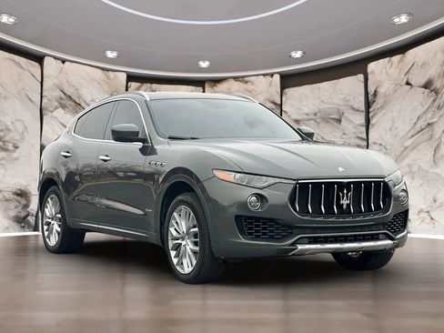 Used 2018 Maserati Levante GranLusso AWD/4WD image 3