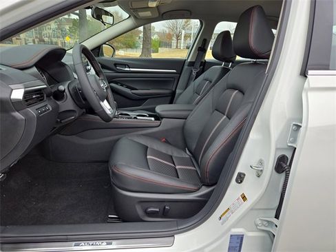 New 2025 Nissan Altima 2.5 SR image 10