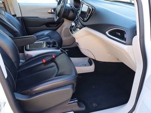 Used 2023 Chrysler Pacifica Touring-L FWD image 17