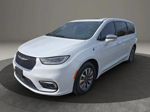 Used 2022 Chrysler Pacifica Limited FWD image 2