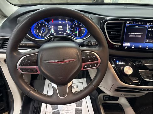 Used 2023 Chrysler Pacifica Touring-L image 9