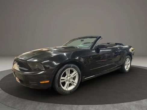 Used 2010 Ford Mustang Convertible image 2