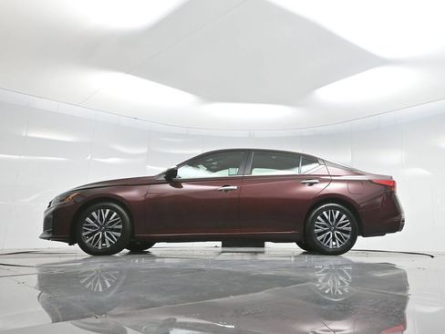 Used 2024 Nissan Altima 2.5 SV image 69