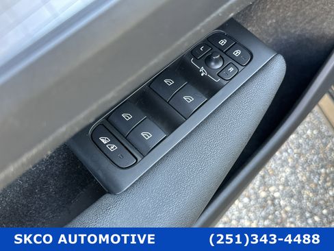 Used 2020 Volvo XC40 T5 Momentum image 21