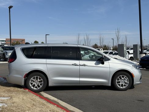 Used 2024 Chrysler Pacifica Touring-L image 9