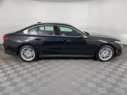 Used 2025 BMW 530i xDrive w/ Premium Package image 2