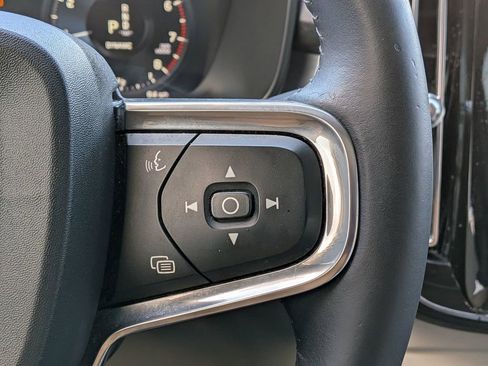 Used 2020 Volvo XC40 T4 Momentum image 17