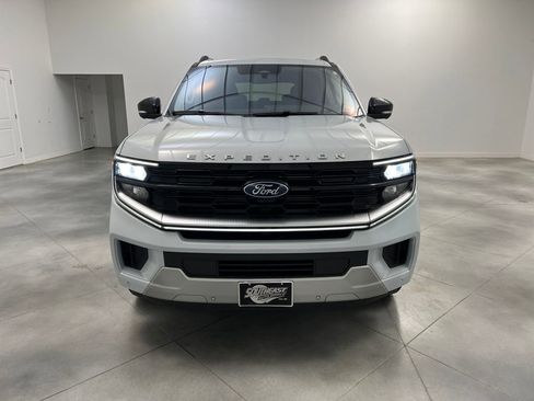 Used 2025 Ford Expedition Platinum image 2