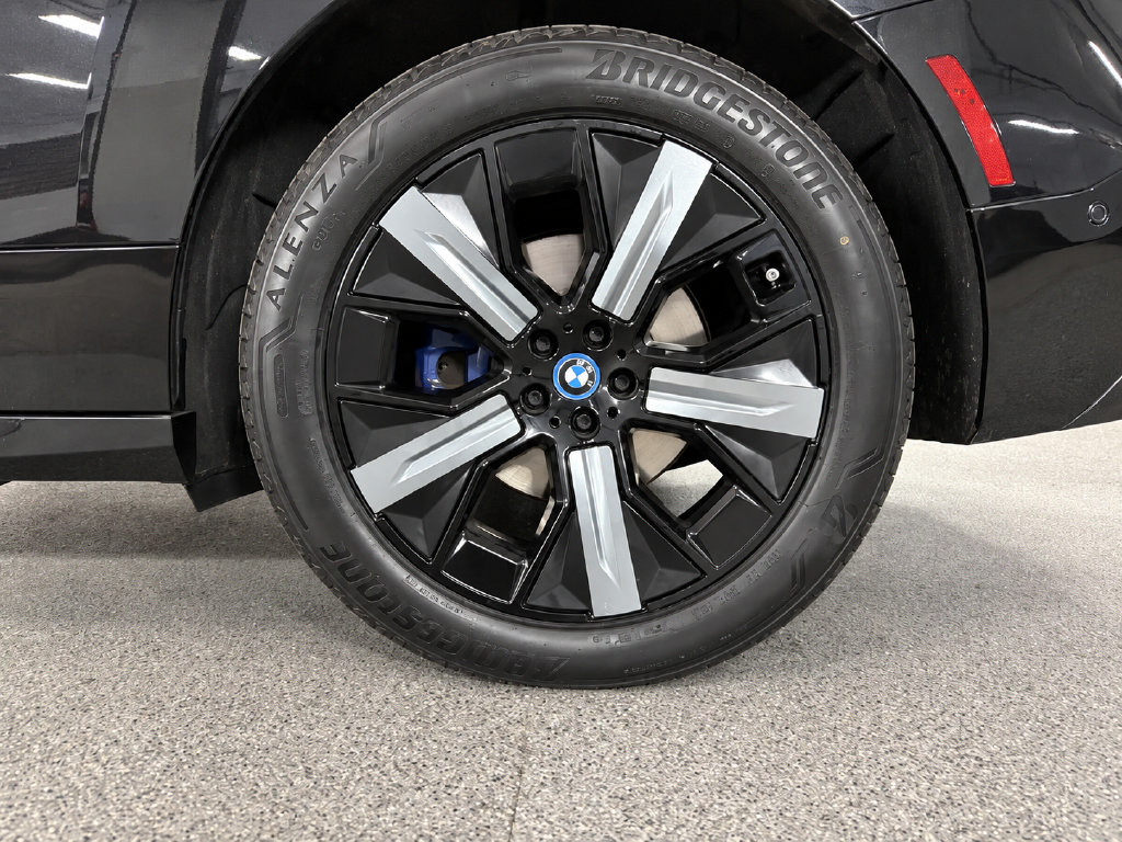 Used 2023 BMW iX xDrive50 w/ Sport Package AWD/4WD image 13